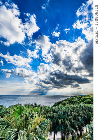 光が降り注ぐ海と屋久島を望む門倉岬の絶景 138906318