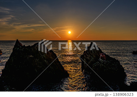 種子島・雄龍・雌龍の岩と夕陽の絶景 138906323
