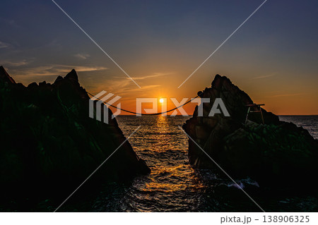 種子島の名所・雄龍・雌龍の岩を照らす夕焼け 138906325
