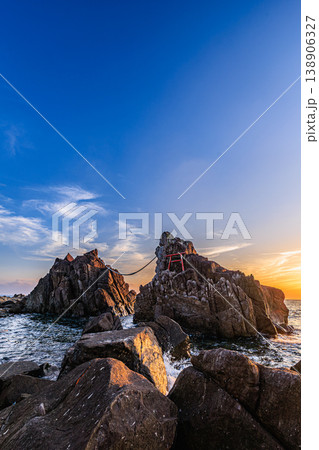 種子島の海に沈む夕日と夫婦岩の風景 138906327