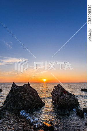 種子島の静かな海に沈む美しい夕日 138906330