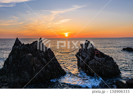 雄龍・雌龍の岩と夕日のコントラスト風景 138906333