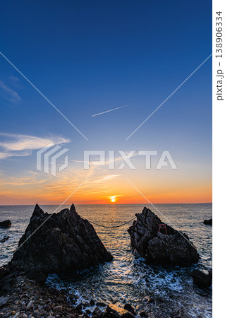 海面に映る光と岩が織りなす夕景 138906334