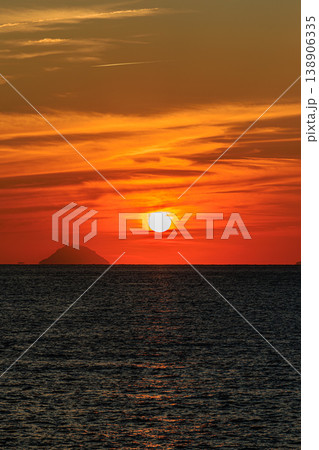 太平洋に沈む夕日と硫黄島のシルエット 138906335