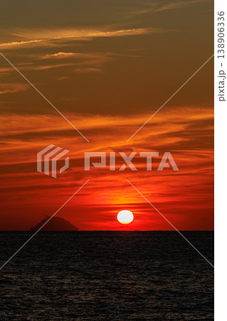 種子島の夕暮れ、硫黄島が浮かぶ風景 138906336