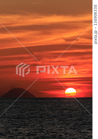 硫黄島を背景にしたドラマチックな夕景 138906338