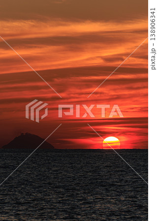 赤く染まる空と硫黄島を望むサンセット 138906341