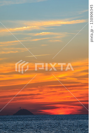 種子島から望む硫黄島と夕陽の絶景 138906345