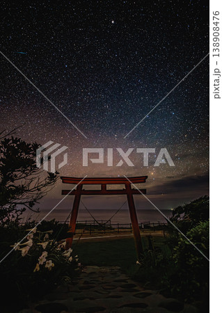 星降る夜、御崎神社の鳥居に流れる流星（種子島） 138908476