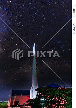 宇宙を目指したN-1ロケットと幻想的な星空 宇宙を目指したN-1ロケットと幻想的な星空 138908489