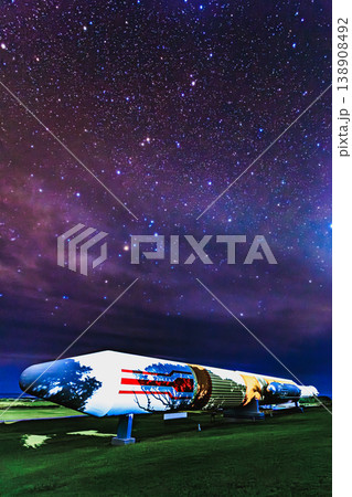 種子島宇宙センターのH-IIロケットと幻想的な銀河の夜空 138908492