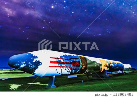 宇宙へと続くH-IIロケットと満天の天の川 138908493