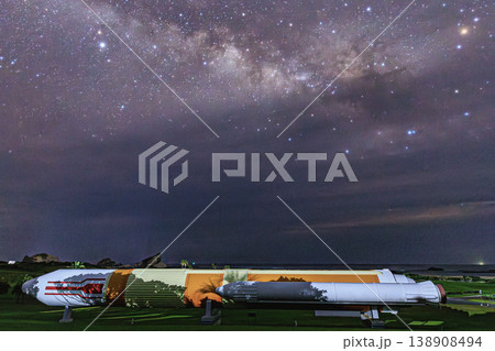 星空に広がる天の川とH-IIロケット（種子島宇宙センター） 138908494