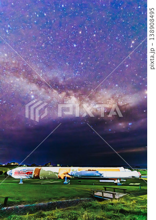 天の川とH-IIロケット実物大模型が輝く種子島宇宙センターの夜 138908495