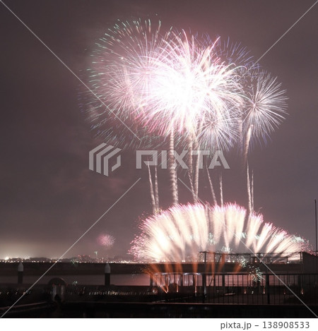 夜空を彩る花火 夜空を彩る花火 138908533