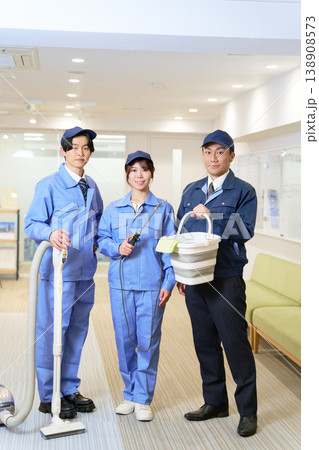 ビルメンテナンスのプロフェッショナル男女スタッフ集合写真 138908573