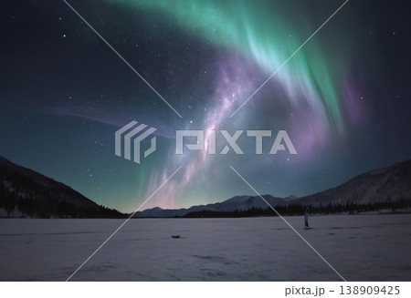 宇宙と一体となる瞬間：広大なオーロラが照らす孤独な旅 138909425