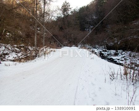雪山の八ヶ岳、赤岳 138910091