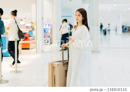 空港のお土産屋を見る女性 「撮影協力:関西国際空港(KIX)」 空港のお土産屋を見る女性 「撮影協力:関西国際空港(KIX)」 138910110