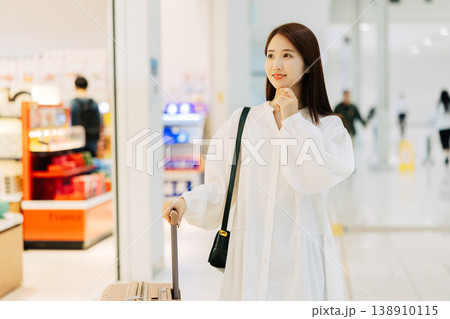 空港のお土産屋を見る女性 「撮影協力:関西国際空港(KIX)」 空港のお土産屋を見る女性 「撮影協力:関西国際空港(KIX)」 138910115