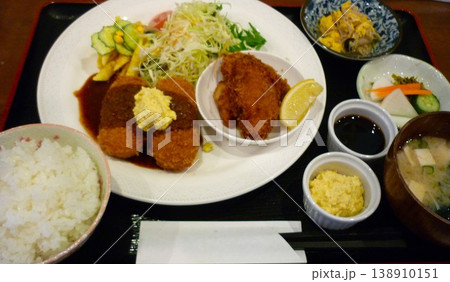 大きなカキフライとカニクリームコロッケが付いた定食 138910151