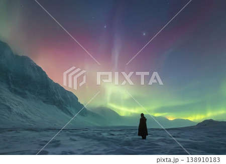 宇宙の奇跡に溶け込む。幻想的なオーロラと孤独な旅人 138910183