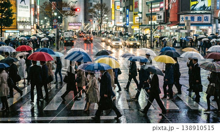 色とりどりの傘とネオンの輝き。雨の渋谷スクランブル交差点の夜。 138910515