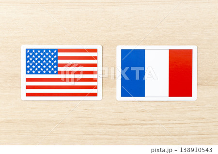机に置かれたアメリカとフランスの国旗 机に置かれたアメリカとフランスの国旗 138910543