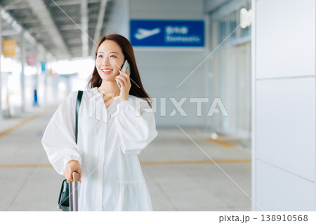 空港で電話をする女性 「撮影協力:関西国際空港(KIX)」 空港で電話をする女性 「撮影協力:関西国際空港(KIX)」 138910568