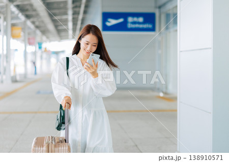 空港でスマホを見る女性　「撮影協力：関西国際空港（KIX）」 138910571