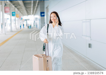 空港で電話をする女性 「撮影協力:関西国際空港(KIX)」 空港で電話をする女性 「撮影協力:関西国際空港(KIX)」 138910574