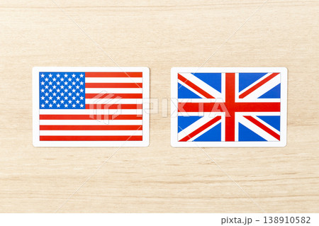 机に置かれたアメリカとイギリスの国旗 机に置かれたアメリカとイギリスの国旗 138910582