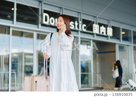 空港で電話をする女性　「撮影協力：関西国際空港（KIX）」 138910835