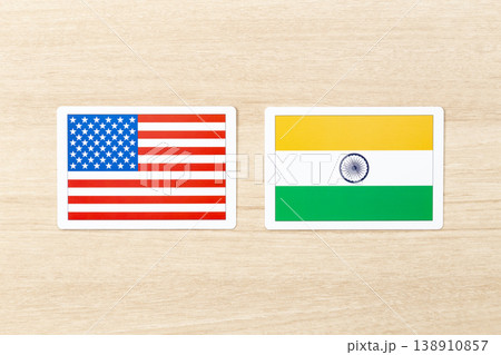 机に置かれたアメリカとインドの国旗 机に置かれたアメリカとインドの国旗 138910857