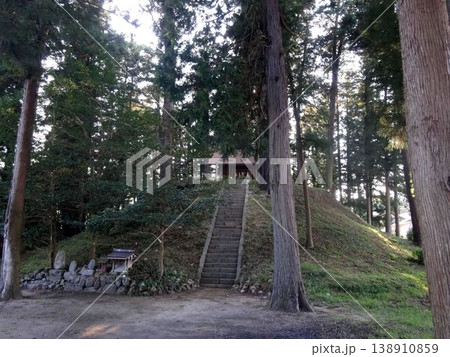 神社のある古墳 神社のある古墳 138910859