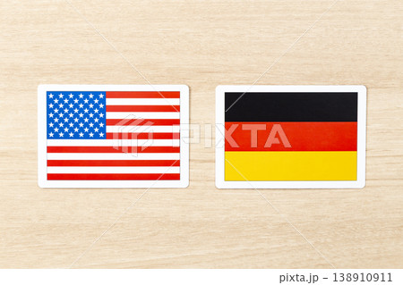 机に置かれたアメリカとドイツの国旗 138910911