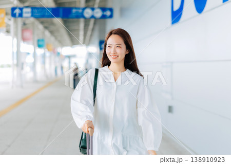 空港を歩く旅行者（女性）　「撮影協力：関西国際空港（KIX）」 138910923