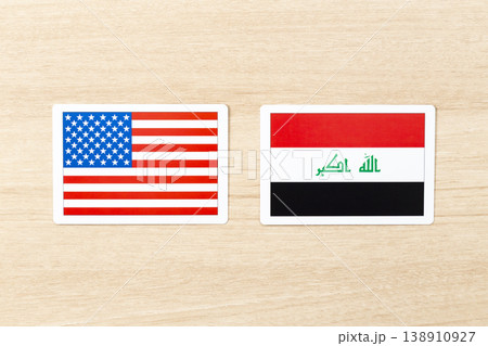 机に置かれたアメリカとイラクの国旗 机に置かれたアメリカとイラクの国旗 138910927