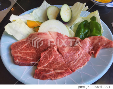 霜降り牛肉と彩り野菜が並ぶ鉄板焼き用食材の盛り合わせ 霜降り牛肉と彩り野菜が並ぶ鉄板焼き用食材の盛り合わせ 138910994