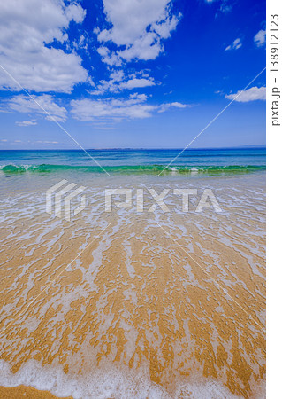 青空と海が広がる熊野海水浴場の絶景 青空と海が広がる熊野海水浴場の絶景 138912123