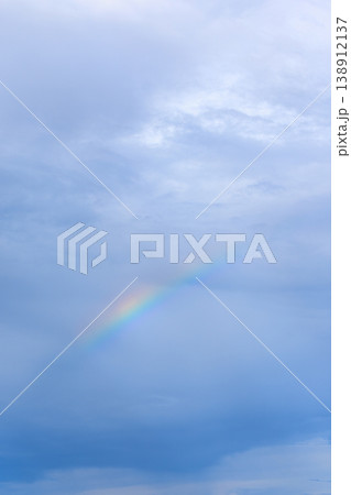 雲間に浮かぶ淡い虹のある空 雲間に浮かぶ淡い虹のある空 138912137