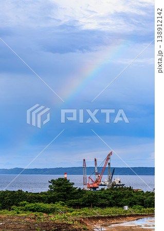 海と重機の上に現れた虹の風景 海と重機の上に現れた虹の風景 138912142