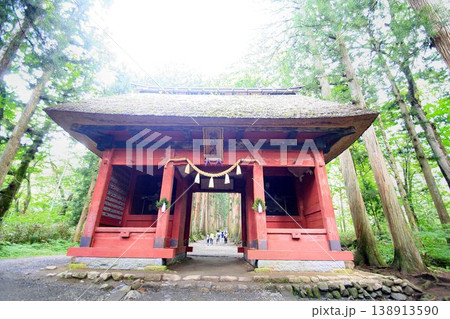 御神体『戸隠山』へ真っ直ぐ続く約2kmの参道… 戸隠神社・奥社【随神門】 御神体『戸隠山』へ真っ直ぐ続く約2kmの参道… 戸隠神社・奥社【随神門】 138913590