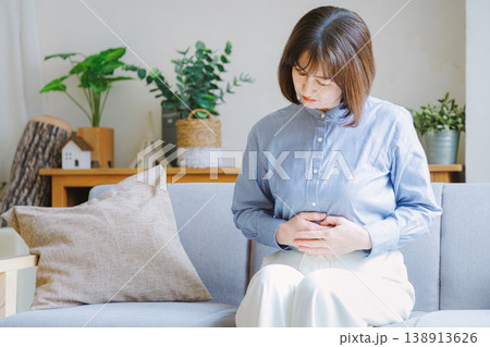 腹痛で苦しむミドル女性 138913626