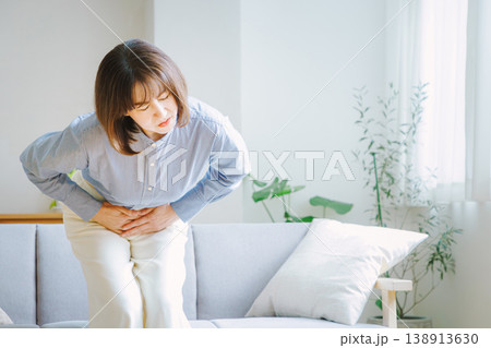 腹痛で苦しむミドル女性 138913630