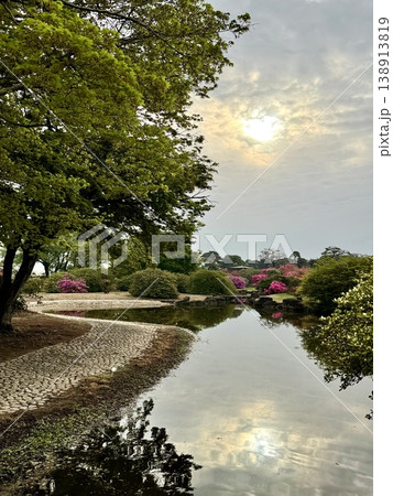 名勝 つつじが岡公園の美しい水辺とツツジの風景 名勝 つつじが岡公園の美しい水辺とツツジの風景 138913819