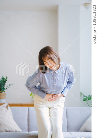 腹痛で苦しむミドル女性 138913823