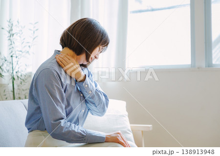 肩こりで悩むミドル女性 肩こりで悩むミドル女性 138913948