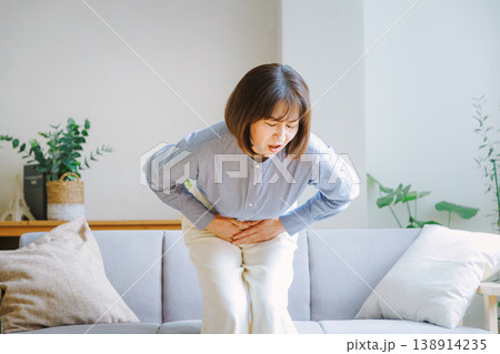 腹痛で苦しむミドル女性 138914235