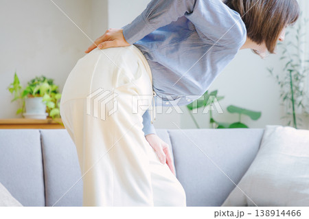 腰痛に悩むミドル女性 138914466